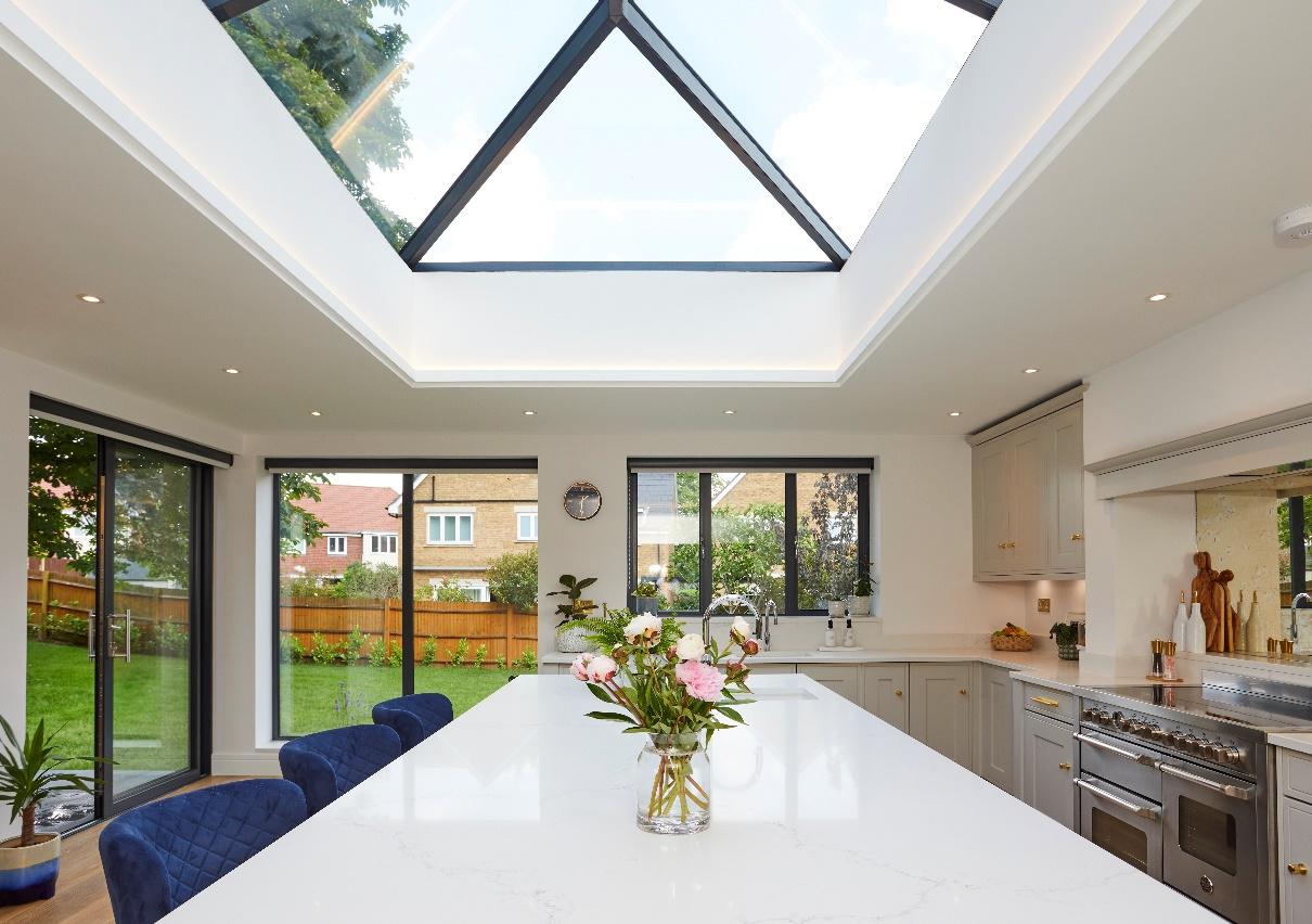 A kitchen with a skylight

Description automatically generated