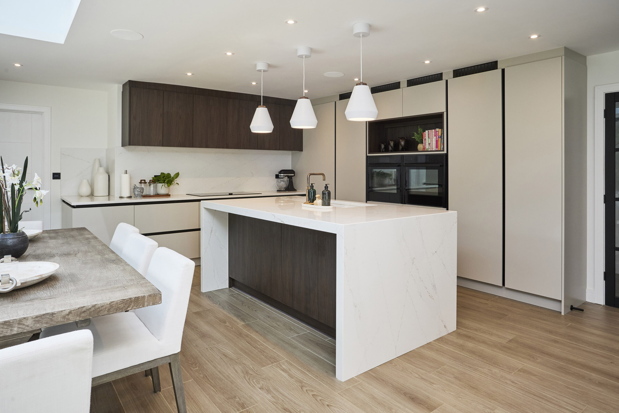 Novus Setosa Painted Limestone & Walnut